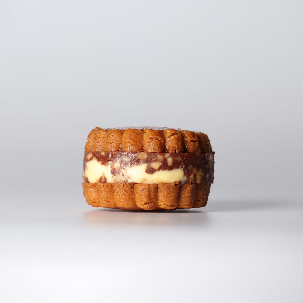 グルテンフリー砂糖不使用のグラスフェッドバターサンドアーモンドチョコ