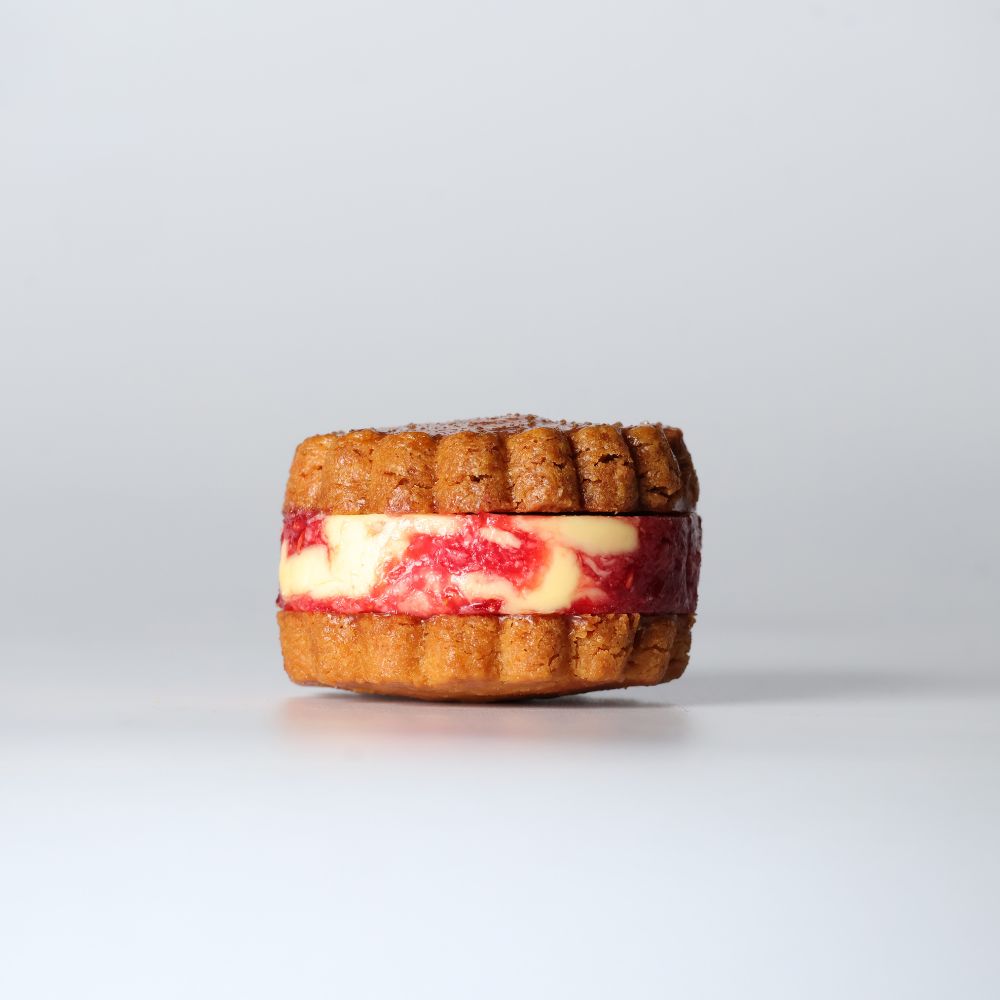 グルテンフリー砂糖不使用のグラスフェッドバターサンドラズベリー
